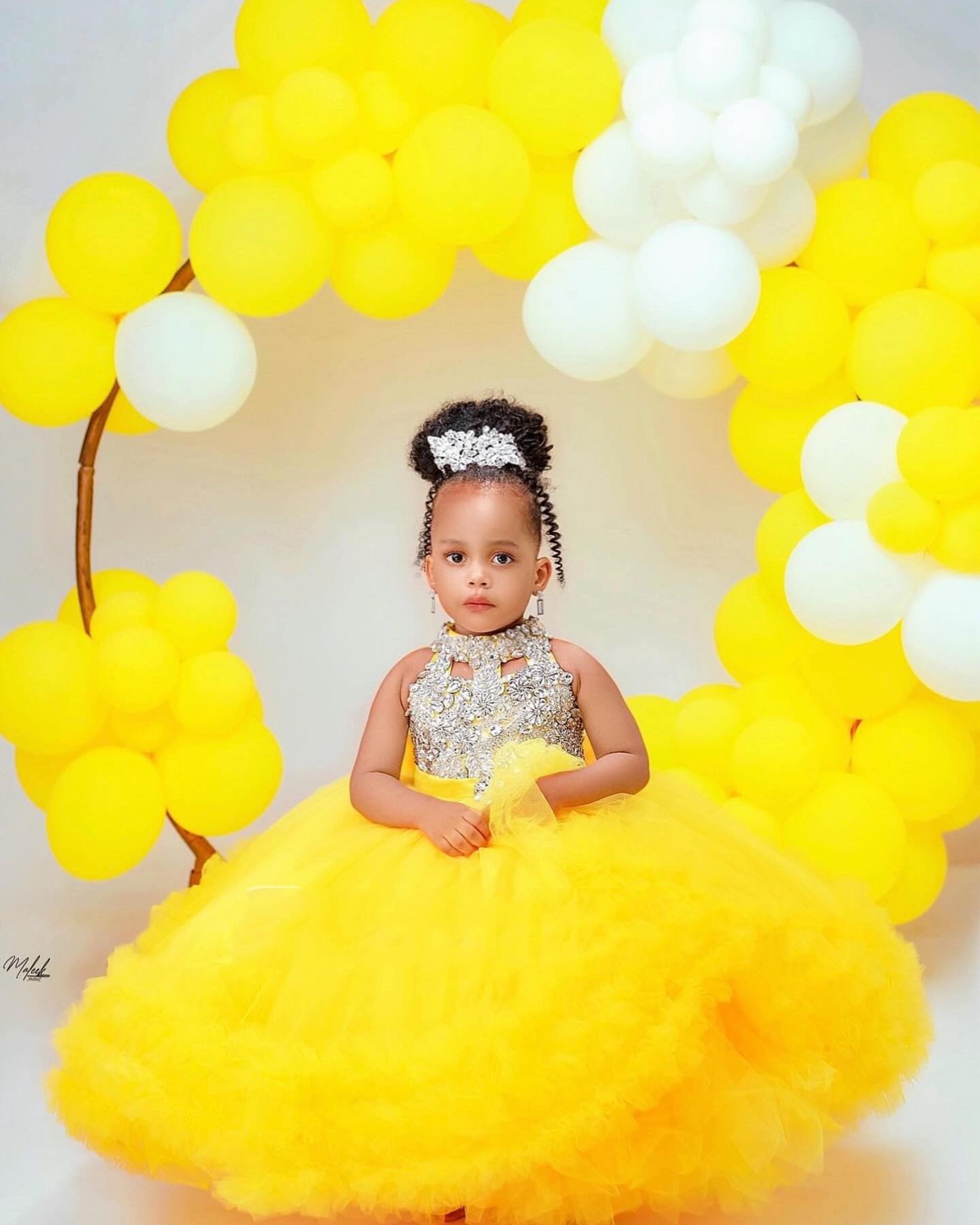 Gorgeous Yellow Flower Girl Dr - Embroidery Yellow Flower 评论和价格