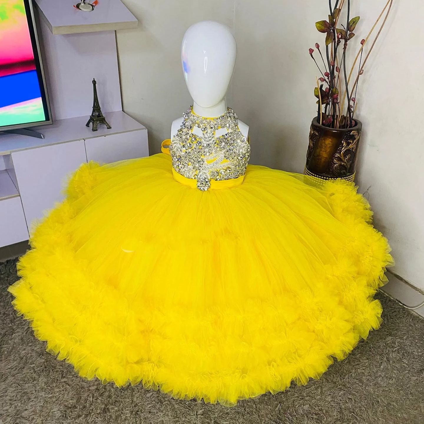 Gorgeous Yellow Flower Girl Dr - Embroidery Yellow Flower 评论和价格