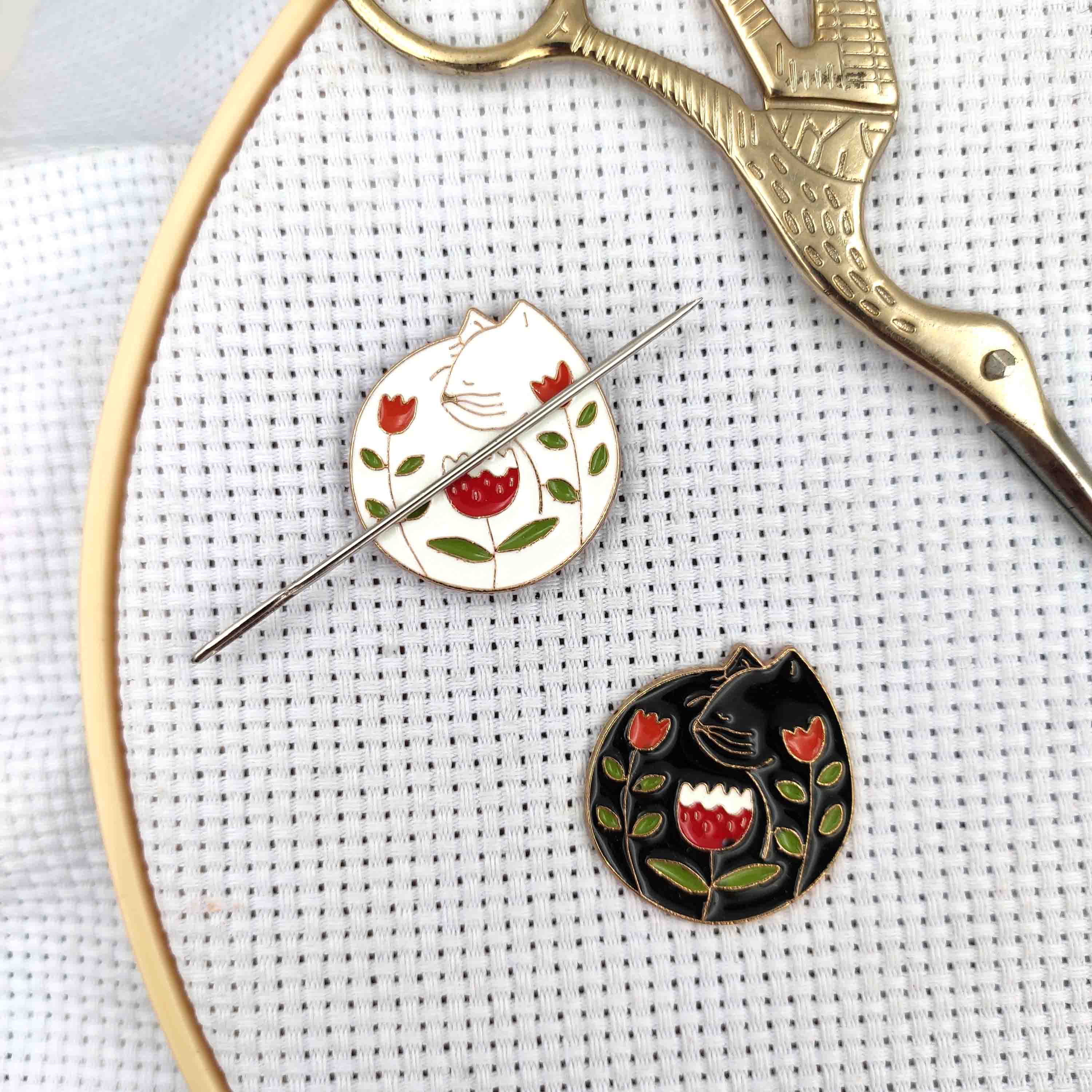 Needle Minder Magnetic Set of  - Embroidery Cat 评论和价格