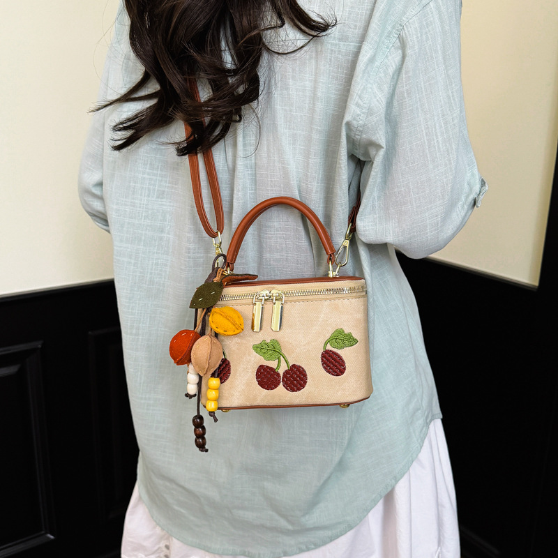 Vintage Cherry‑Embroidery Box  - Embroidery Charm 评论和价格